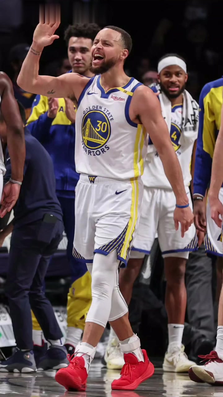 篮网球星三分绝杀，全场观众热烈欢呼，作者主要研究实现开发.