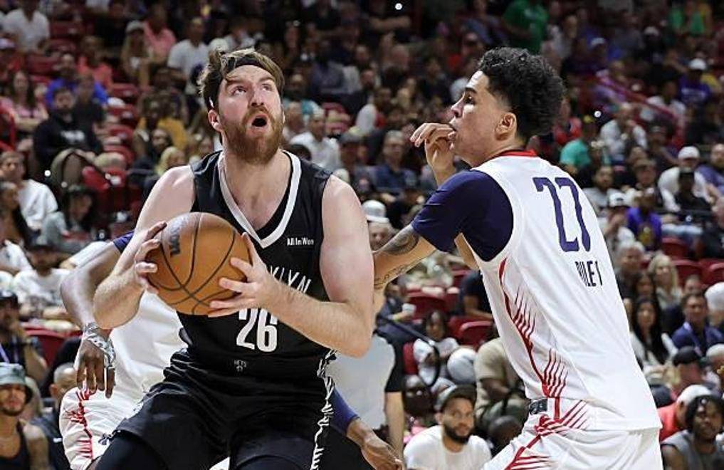 篮网球星三分绝杀，全场观众热烈欢呼，作者主要研究实现开发.