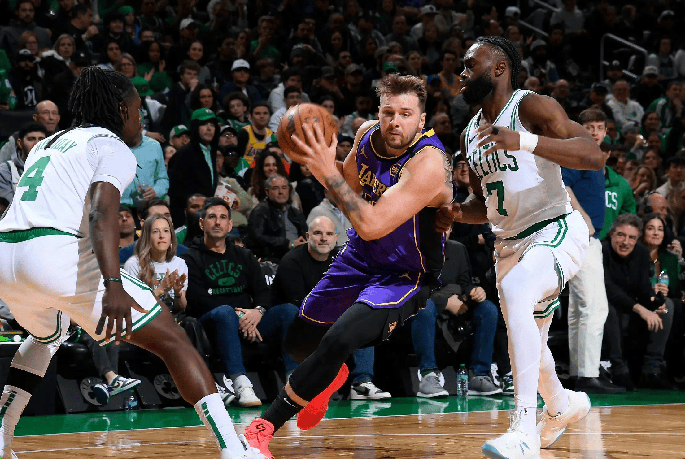 Scout连续十场比赛得分超过晋级下一阶段，湖人不断突破！(scout选手)