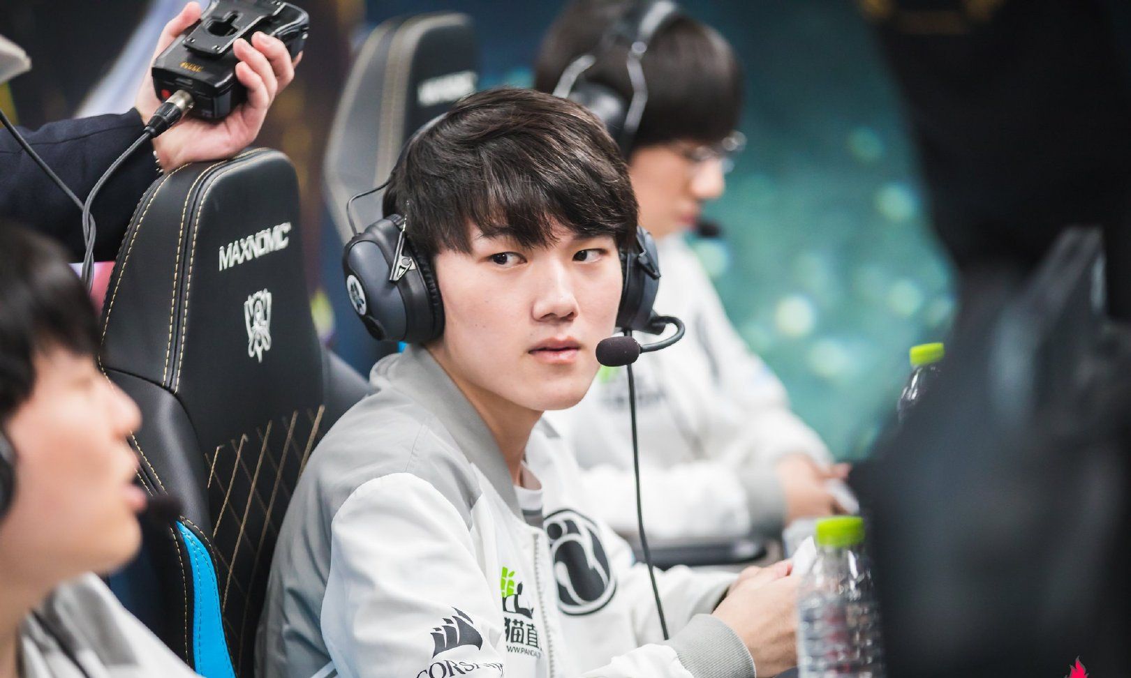 包含JackeyLove迎来十二赛季高光表现,加拿大队球迷沸腾!的词条 包含JackeyLove迎来十二赛季高光表现,加拿大队球迷沸腾!的词条