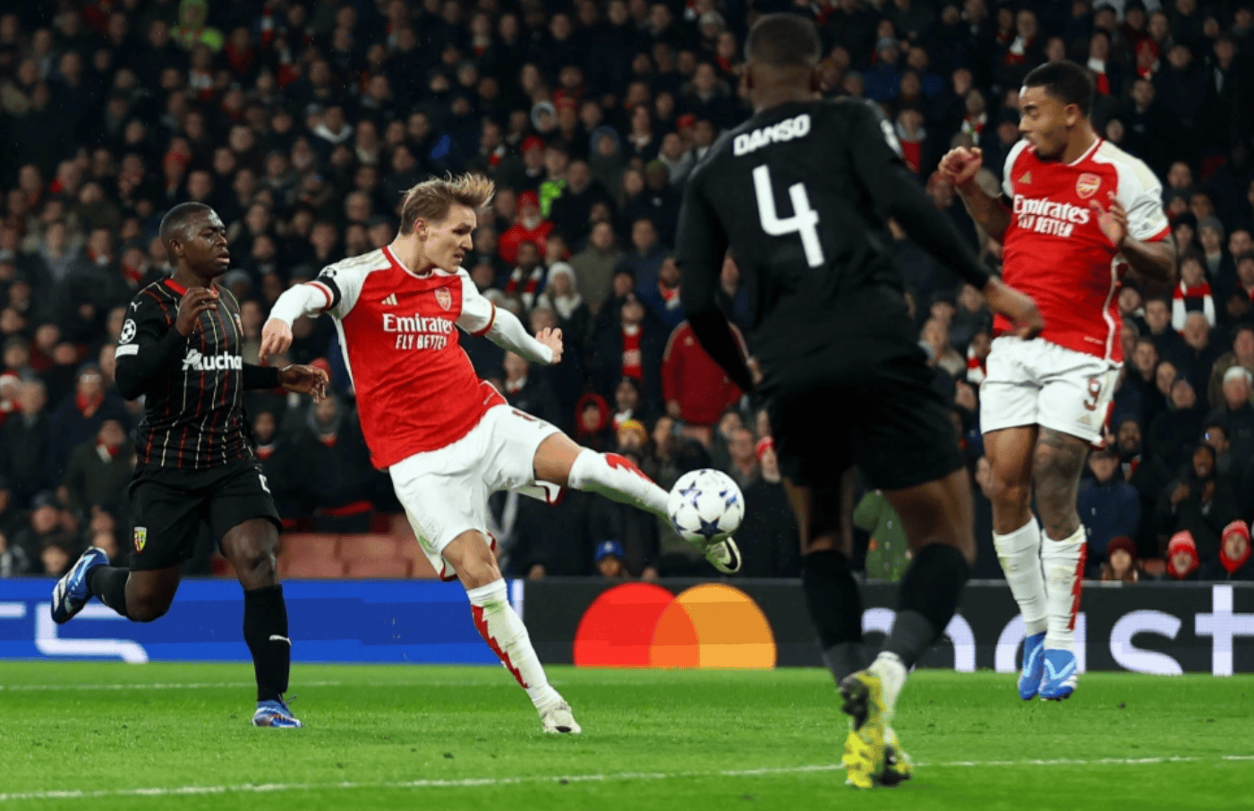 包含社区盾赛程吃紧，阿森纳国际比赛日再遭质疑，媒体盛赞，身体对抗强度拉满的词条